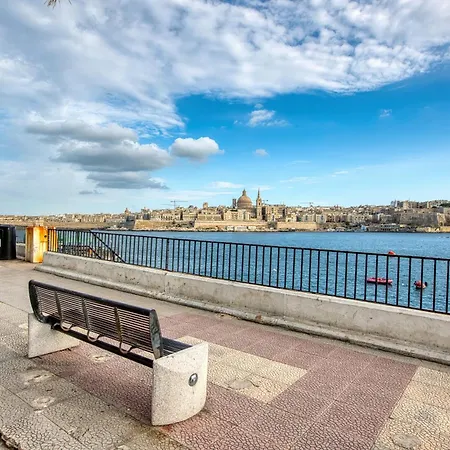 Bisazza Street 3 Bedroom דירה